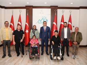 Vali Akbıyık' ten engellilere tekerlekli sandalye desteği