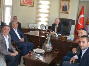 AK Partili Özbek dert dinliyor