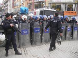 KARDEŞ AŞİRETLERİ KIŞKIRTIYORLAR