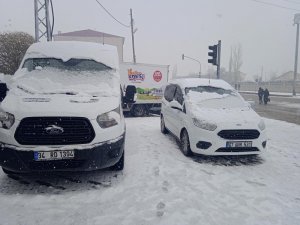 Özalp'ta yılın ilk karı yağdı