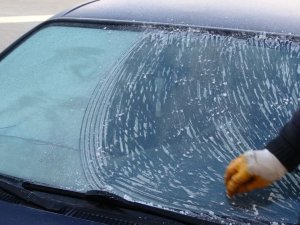 Yüksekova’da araçların camları buz tuttu