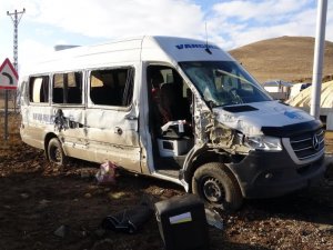 Yüksekova'da minibüs kamyon çarpıştı: 10 yaralı