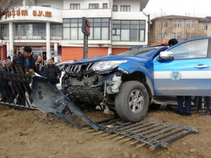 Yüksekova'da trafik kazası 3 yaralı