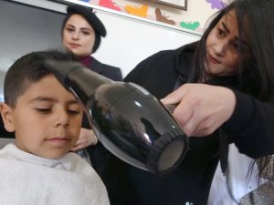 Kadın kuaförler öğrencileri tıraş  saç tıraşı yaptı