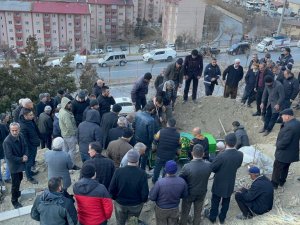 Boğazı kesik halde bulunan kadın toprağa verildi