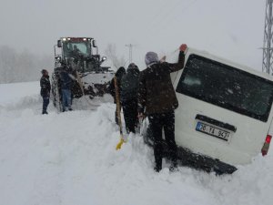 Yolda mahsur kalanlar kurtarıldı!