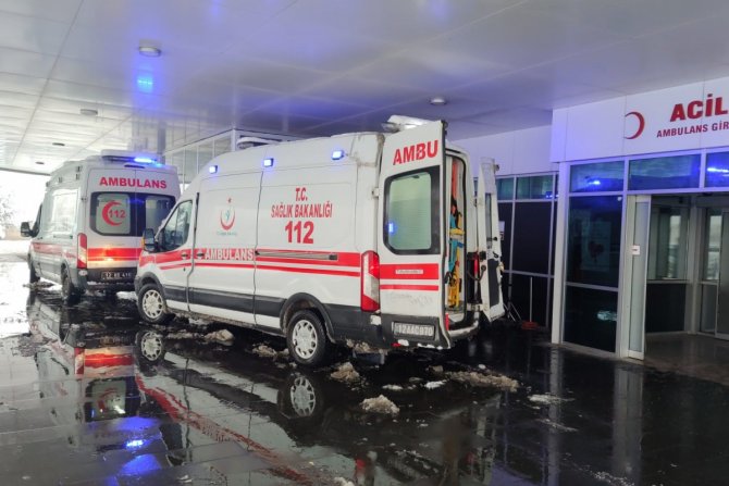 Bingöl'de yolcu otobüsü devrildi: 12 yaralı