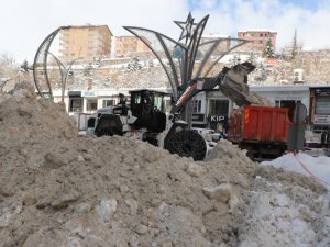 Hakkari'de 14 araç, 40 personel ile karla mücadele