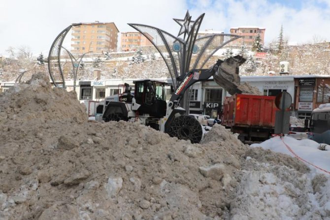 Hakkari'de 14 araç, 40 personel ile karla mücadele