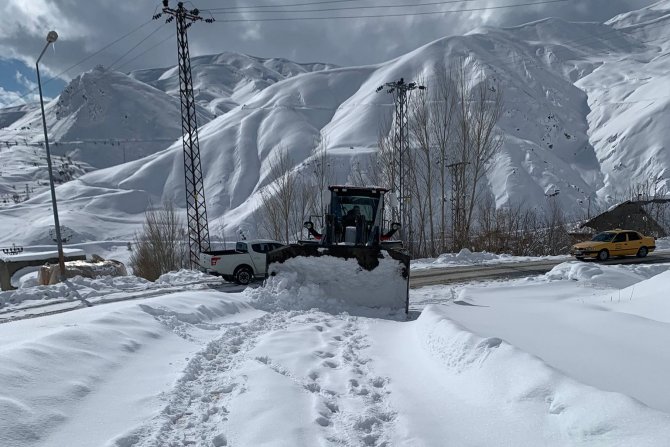 Hakkari'de 61 köy ve mezra yolu kapandı