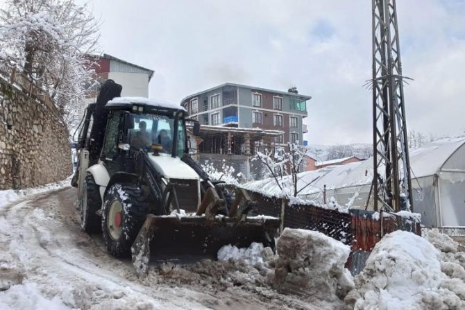 Çukurca'da karla mücadele başlatıldı
