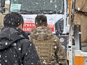 Hakkari Polisi depremzedeler için seferber oldu