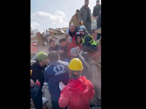 Hakkari Milli eğitim ekibi 12 kişiyi kurtardı