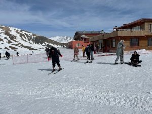 Hakkari'de Depremzede çocukların kayak heyecanı