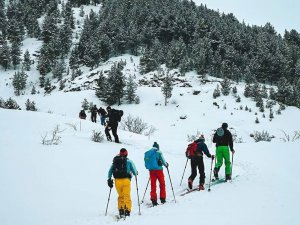 Kayak yapanların üzerin çığı düştü:2 ölü, 7 yaralı