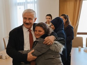 Başkan Özbek kadınlara gül dağıttı!