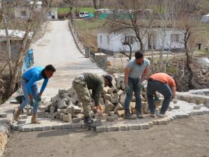 Uludere Şenoba'da parke taşı çalışmaları start aldı