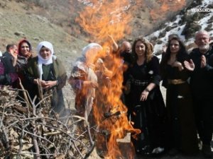Şemdinli'de ilk Newroz ateşi yakıldı