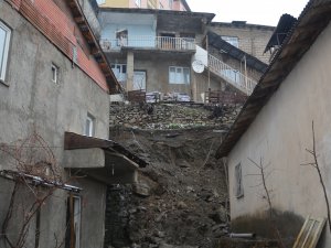 Hakkari'de toprak kayması:3 ev tahliye edildi