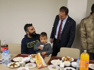 Vali Akbıyık, iftarda depremzedelerle bir araya geldi