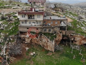 3 odalı mağaranın üzerine 3 kat bina yapıldı