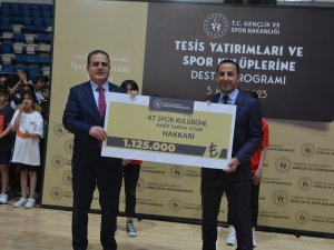 Vali Akbıyık, 1 milyon 125 bin TL'lik çeki sporculara teslim etti