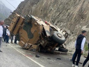 Hakkari'de askeri araç devrildi 3 yaralı