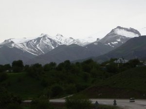 Mayıs ayında Hakkari'nin yüksek kesimlerine kar yağdı