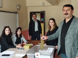 Hakkari'de oy verme işlemi başladı