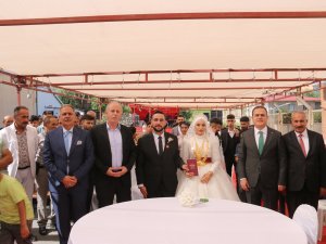 Vali Akbıyık, Demirci ailesinin nikah şahitliğini yaptı