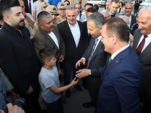 İçişleri Bakanı Yerlikay'a Hakkari'de sevgi seli