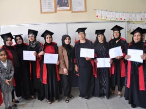 Hakkari'de 18 kadın ilkokuldan mezun oldu