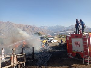 Hakkari'de 5 bin bağ otu ve ısuzu kamyonet yandı