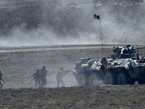Azerbaycan Ermeni mevzilerini vurmaya başladı