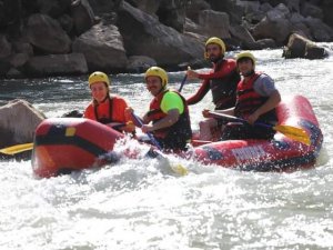 Sınır'da rafting heyecanı devam ediyor