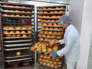 Hakkari'deki meslek okulunda ekmek üretimi