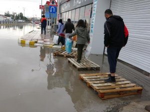 Van’da ev ve iş yerlerini su bastı