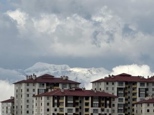 Yüksekova'da dağlar beyaza büründü