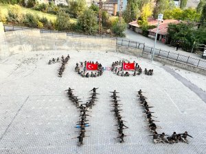 "100. Yıl" ve "Ay Yıldız" koreografisi oluşturdu