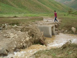 Sel köy yollarını kapattı