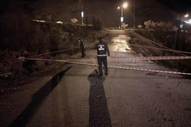 Hakkari Zabıtası buzlanan yolda önlem aldı