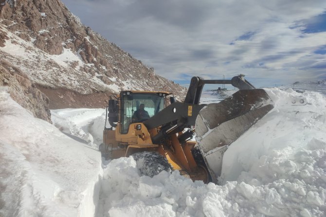 Yüksekova'da Tuğ tepede karla mücadele