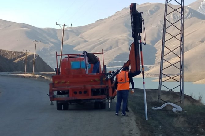 Hakkari il özel idaresi 60 adet kar direği dikti
