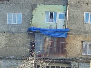 Hakkari’de 2 katlı toprak ev depremde hasar gördü