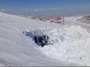İş makineleri kar tüneli açarak geçti