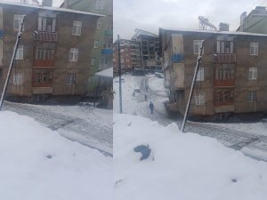 Hakkari’de kar ağırlığı elektrik kablolarını kopardı