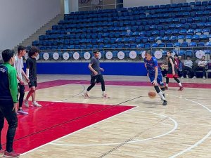 Vali Çelik, gençlerle basketbol oynadı