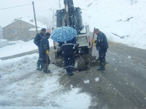 Belediye ekiplerinin kar altında zorlu çalışması