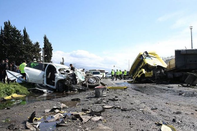 Büyük kaza: Aynı aileden 6 kişi hayatını kaybetti