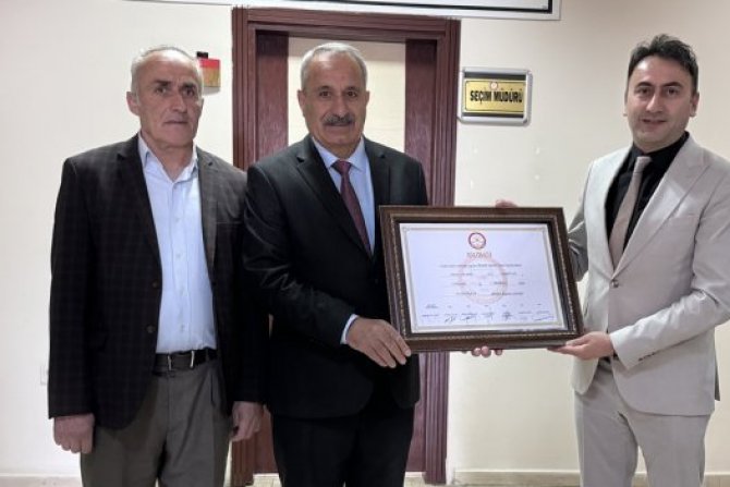 Durankaya Belediye Başkanı Demirci, mazbatasını aldı